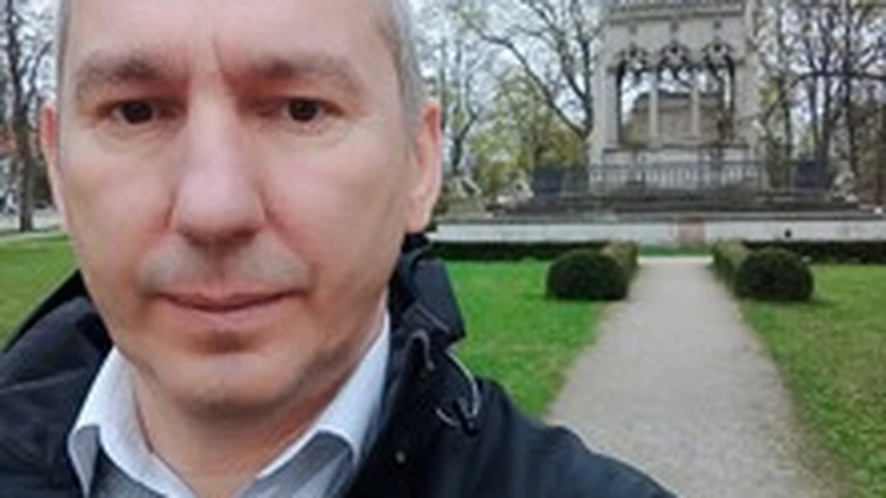 Karol Gałkowski na zdjęciu zrobionym w parku